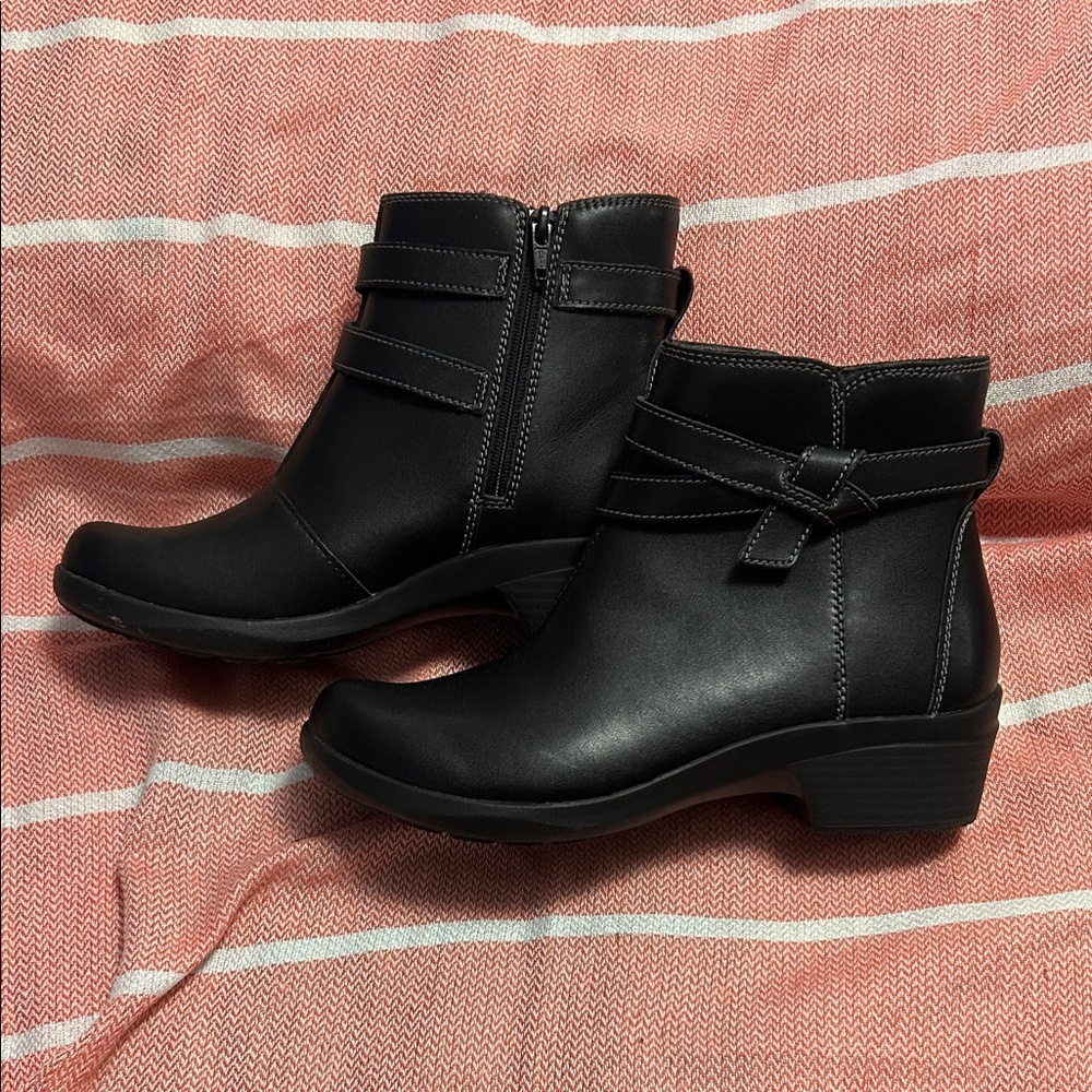 Clarks Collection Angie Spice Black Leather Women's Booties Size 8M